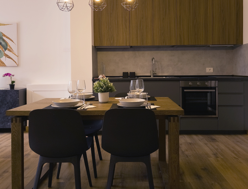 Sala e cucina di un appartamento presso Residenze la Barchessa